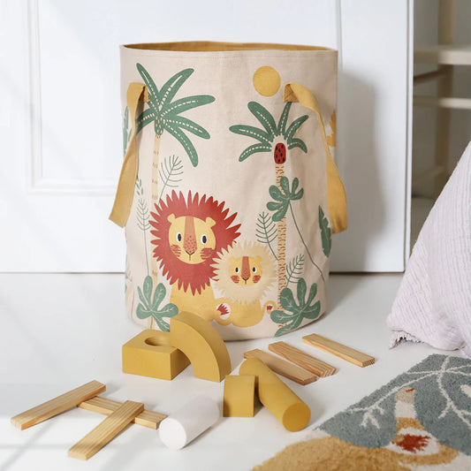 Cesta de almacenaje leones MAMALOVE con estampado de leones y palmeras y bloques de madera en el suelo