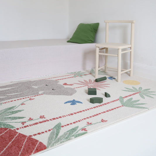Alfombra infantil Elefante con estampado de animales y plantas en tonos suaves