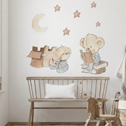 Vinilo decorativo infantil que muestra dos ositos leyendo bajo la luna y estrellas, creando una atmósfera mágica y acogedora.