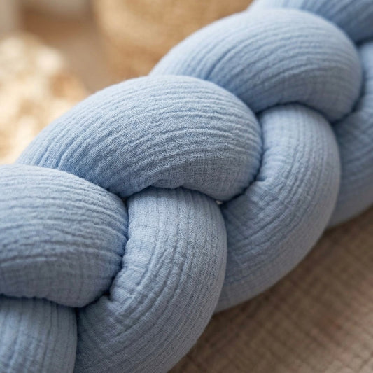 Trenza protectora de cuna y cama en tejido de muselina color celeste