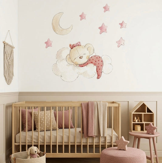 Vinilo decorativo infantil que muestra una osita durmiendo en una nube rodeada de estrellas y una luna, ideal para habitaciones.
