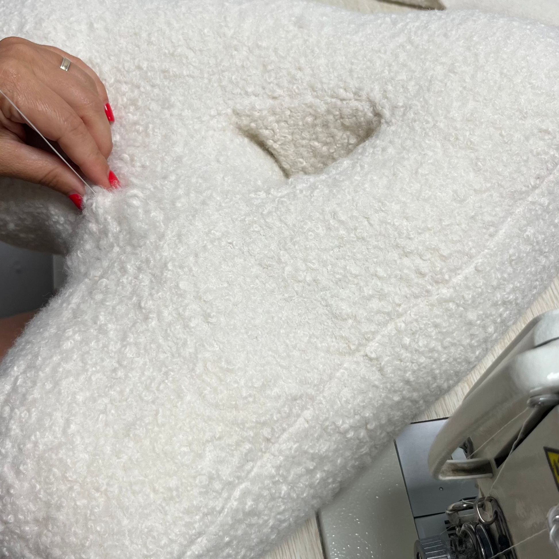 Cojín Letra Inicial Bouclé: Personaliza tu Espacio con Estilo - Sueños de Cigueña