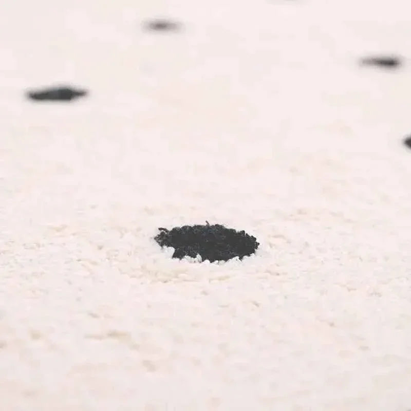 Alfombra Infantil NÜMI BLACK con lunares 100x150 - Sueños de Cigueña