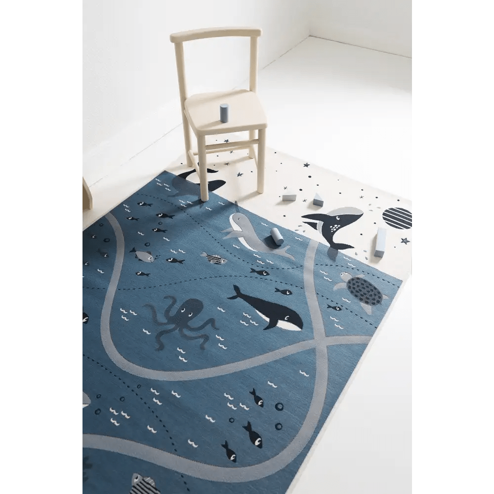 Alfombra Infantil PLAYRUG LITTLE DEEP BLUE 123x80 - Sueños de Cigueña