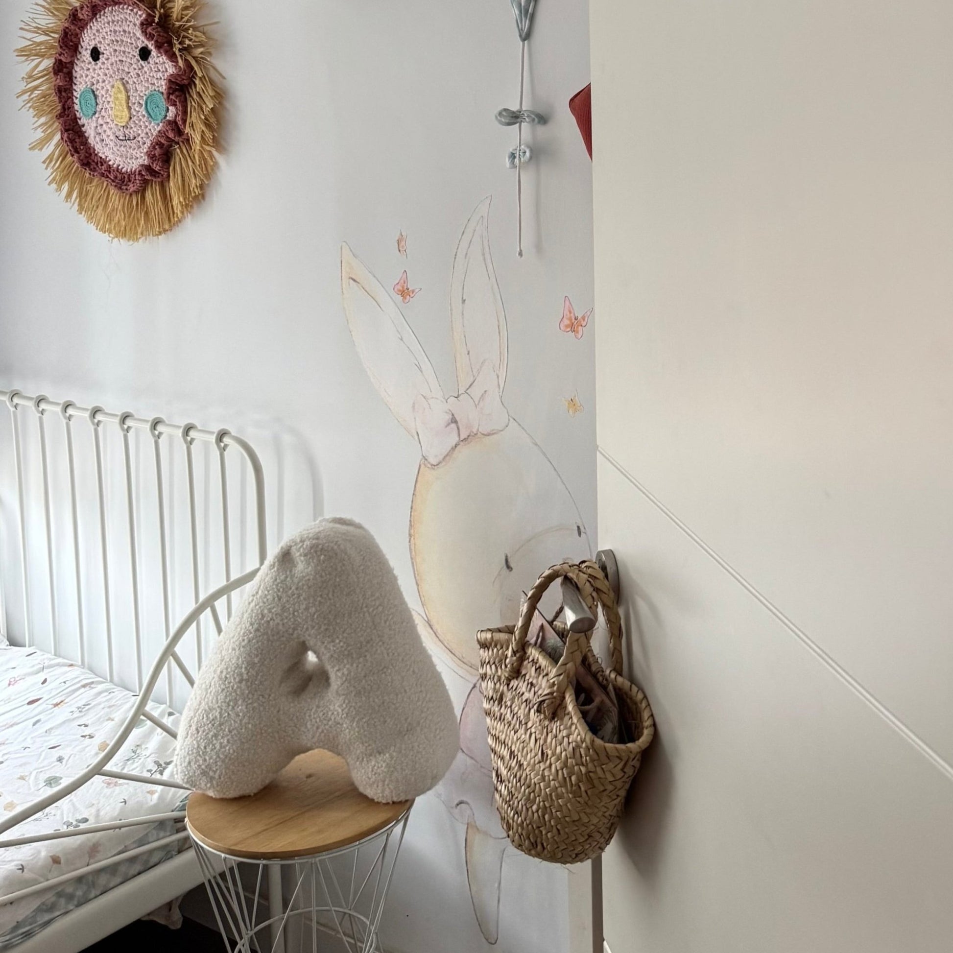 Cojín Letra Inicial Bouclé: Personaliza tu Espacio con Estilo - Sueños de Cigueña