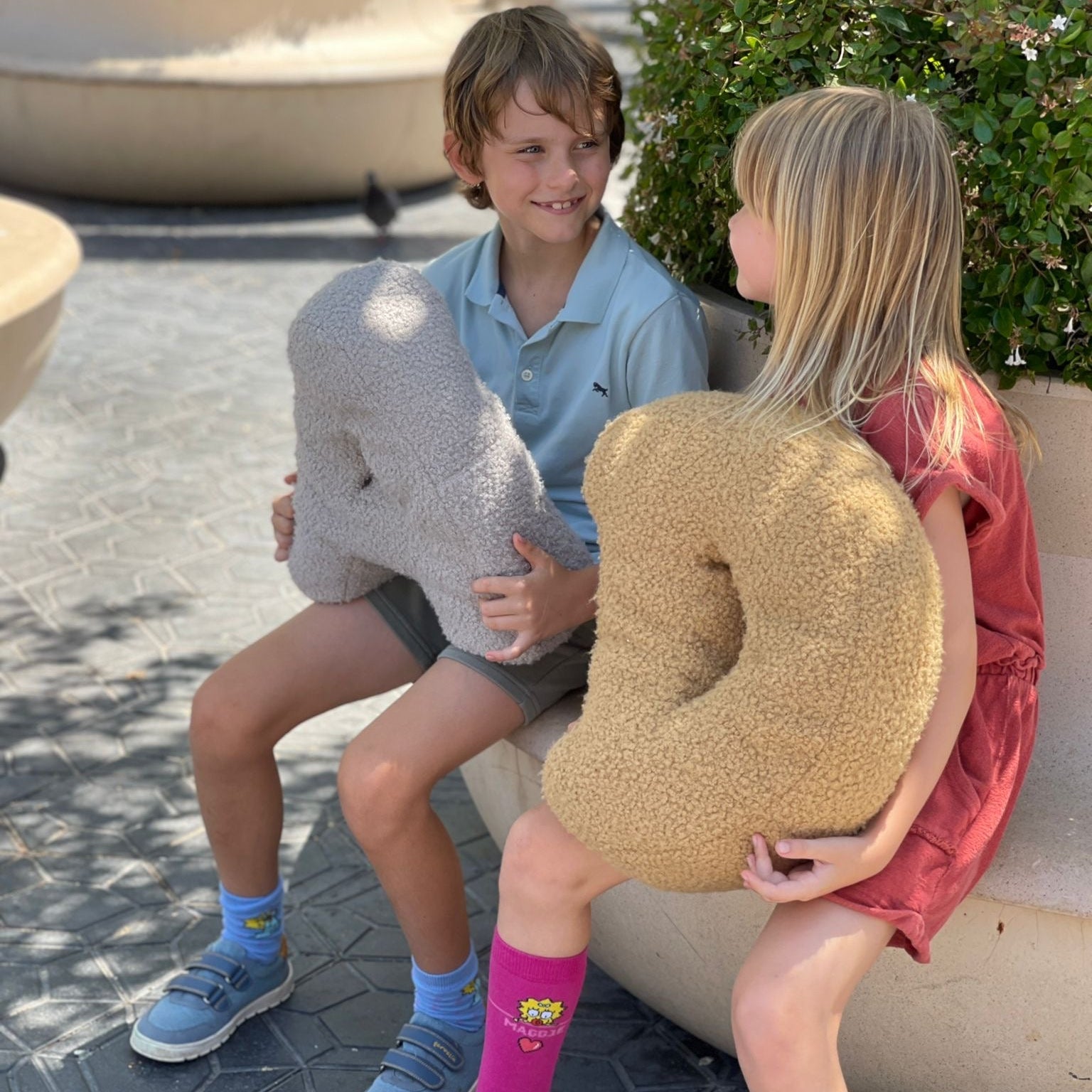Cojín Letra Inicial Bouclé: Personaliza tu Espacio con Estilo - Sueños de Cigueña