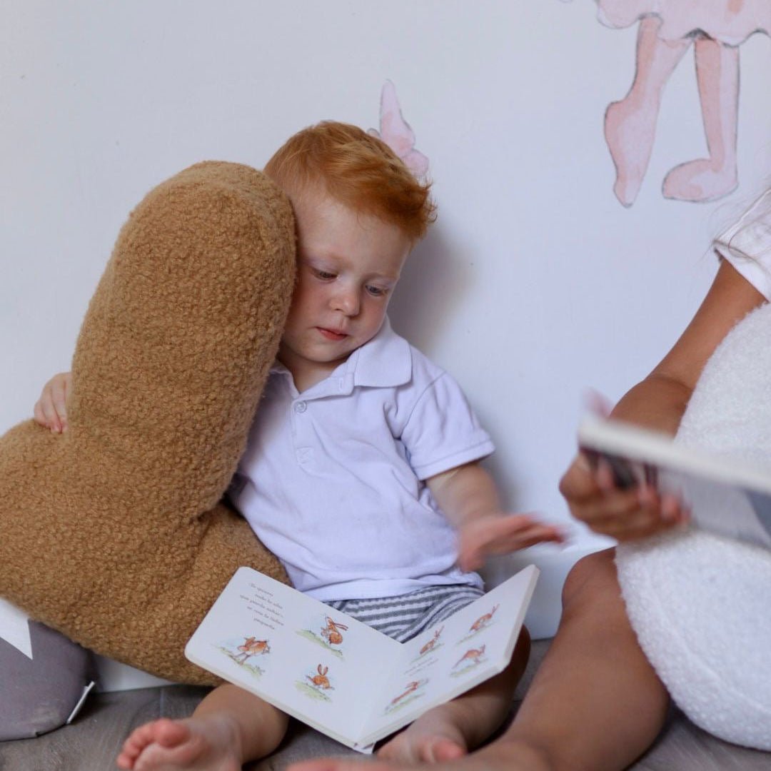Cojín Letra Inicial Bouclé: Personaliza tu Espacio con Estilo - Sueños de Cigueña