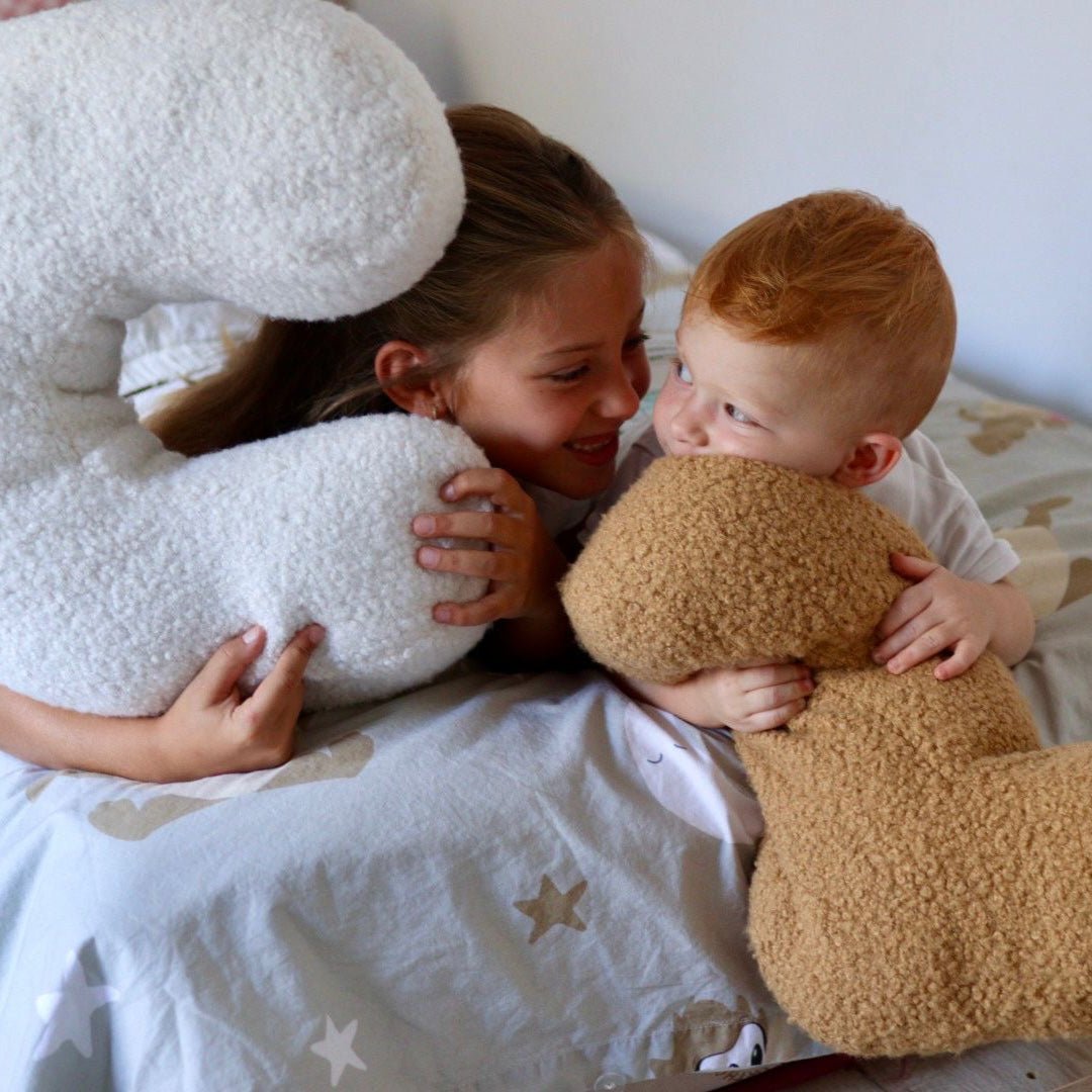 Cojín Letra Inicial Bouclé: Personaliza tu Espacio con Estilo - Sueños de Cigueña