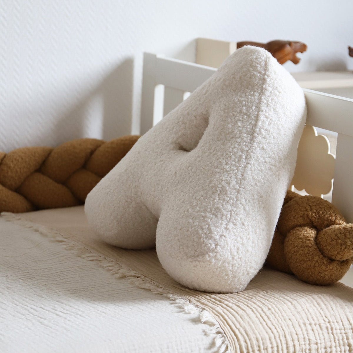 Cojín Letra Inicial Bouclé: Personaliza tu Espacio con Estilo - Sueños de Cigueña