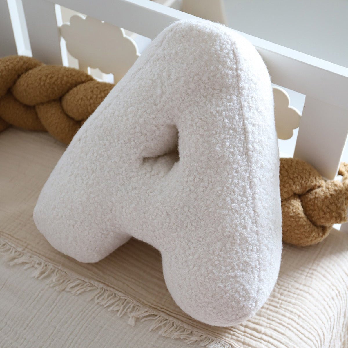 Cojín Letra Inicial Bouclé: Personaliza tu Espacio con Estilo - Sueños de Cigueña