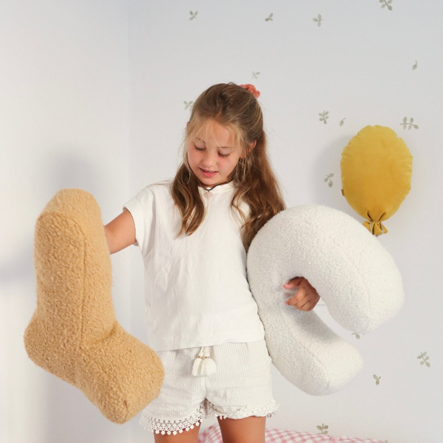 Cojín Letra Inicial Bouclé: Personaliza tu Espacio con Estilo - Sueños de Cigueña