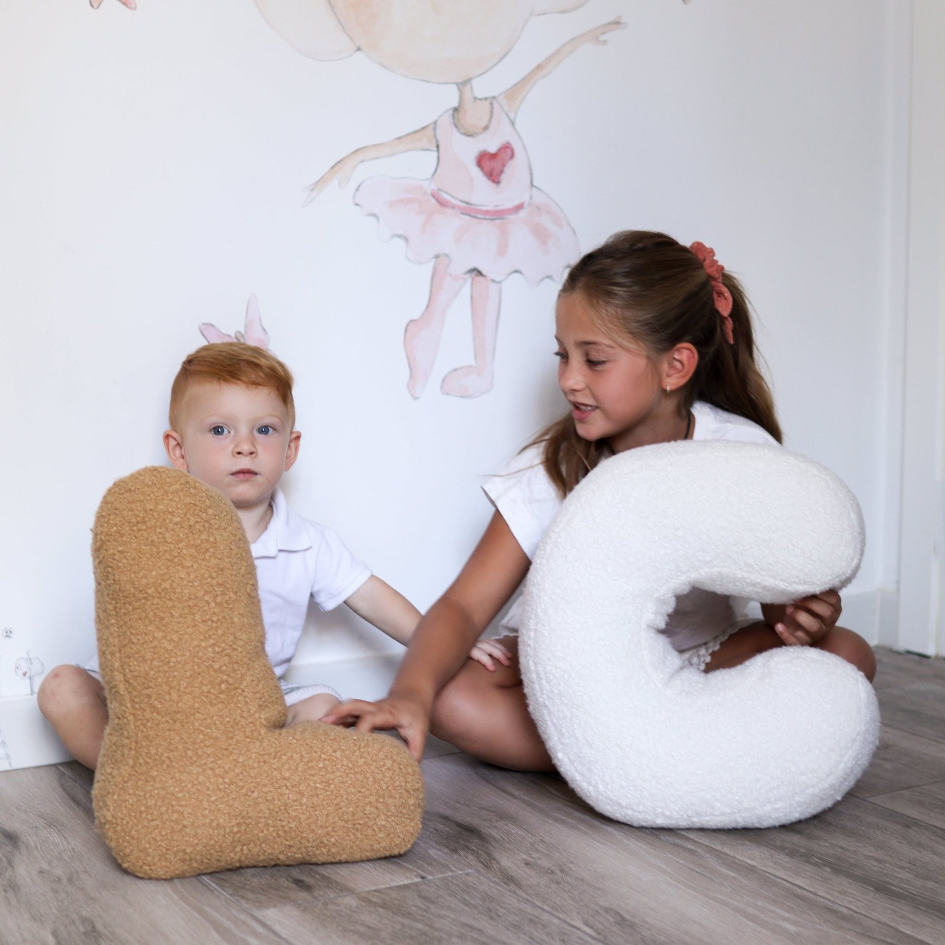 Cojín Letra Inicial Bouclé: Personaliza tu Espacio con Estilo - Sueños de Cigueña