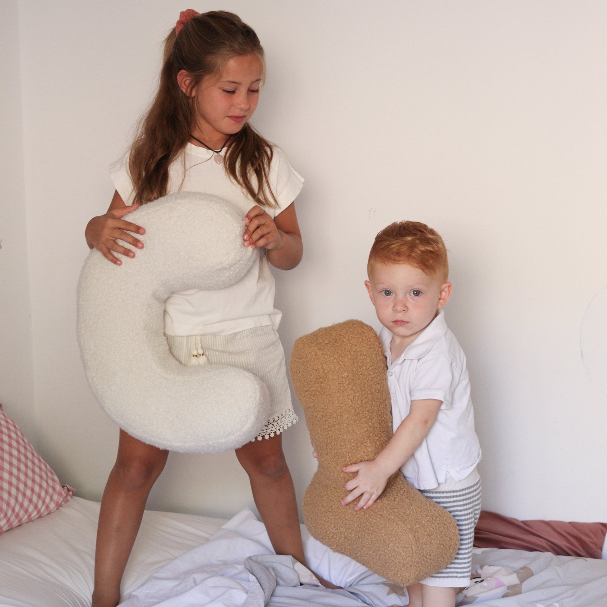 Cojín Letra Inicial Bouclé: Personaliza tu Espacio con Estilo - Sueños de Cigueña