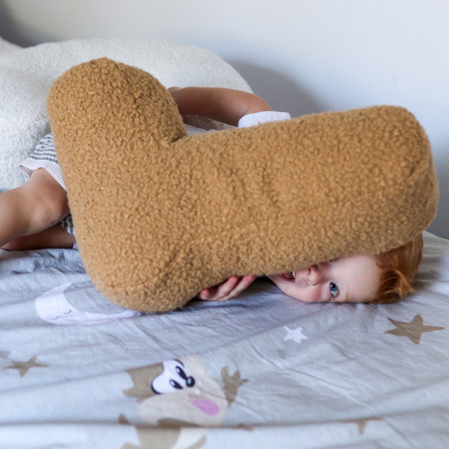 Cojín Letra Inicial Bouclé: Personaliza tu Espacio con Estilo - Sueños de Cigueña