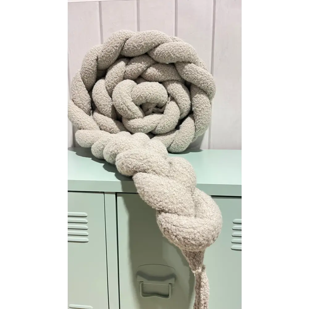 Trenza Protector de Cuna 200cm BOUCLE STONE Trenza Protector de Cuna 180cm TEDDY - Sueños 94,50 €