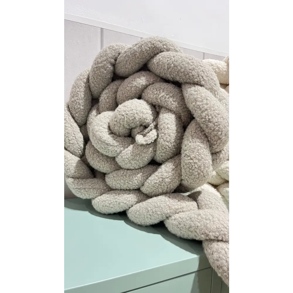 Trenza Protector de Cuna 200cm BOUCLE STONE Trenza Protector de Cuna 180cm TEDDY - Sueños 94,50 €