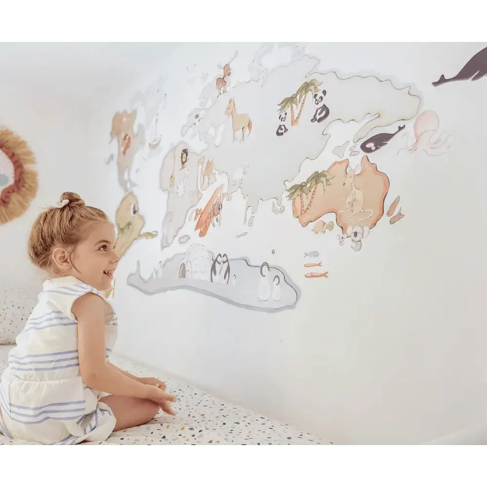 La Gran Aventura de Safari y el Vinilo Infantil del Mapamundi - Sueños de Cigueña 