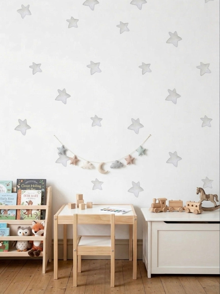 Habitación infantil con papel pintado de estrellas acuarela gris