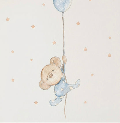 Vinilo decorativo infantil que muestra un osito en pijama azul sosteniendo un globo, rodeado de estrellas suaves.