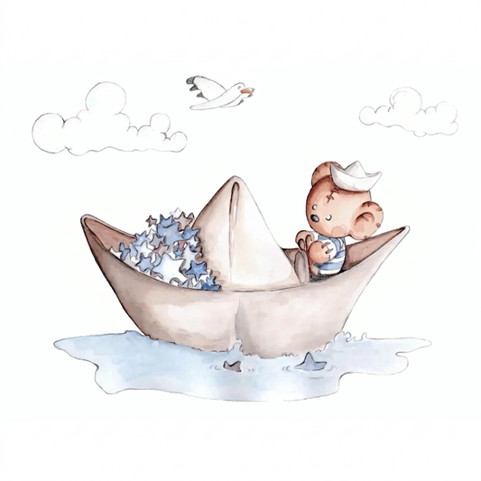 Vinilo decorativo infantil que muestra a un osito marinero navegando en un barquito de papel rodeado de nubes y estrellas.