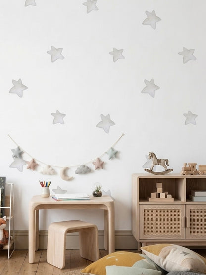 Habitación infantil con papel pintado de estrellas acuarela gris