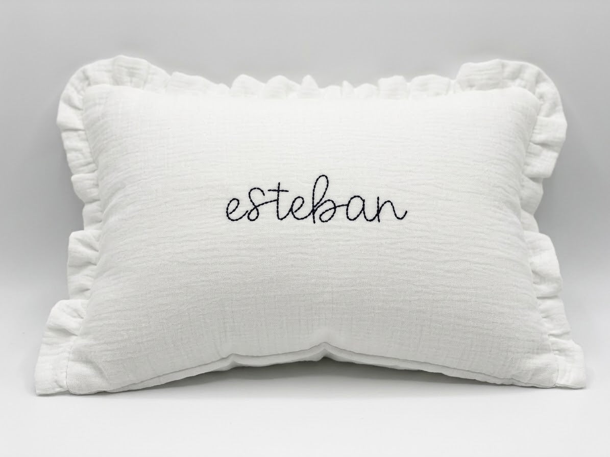 Cojín Personalizado bordado para ti - Volante  | Sueños de Cigüeña
