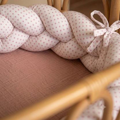 Trenza Protectora de Cuna y Cama Artesanal - Blanco Lunar Rosa