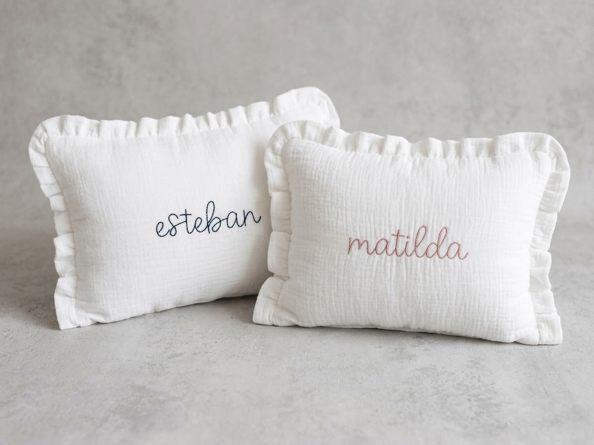 Cojín Personalizado bordado para ti - Volante  | Sueños de Cigüeña