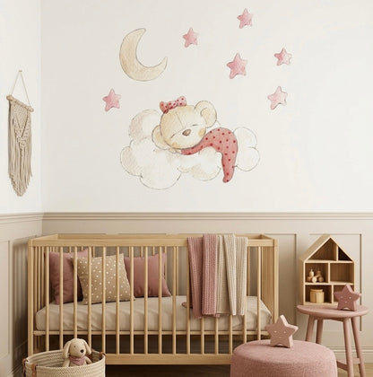 Vinilo decorativo infantil que muestra una osita durmiendo en una nube rodeada de estrellas y una luna, ideal para habitaciones.