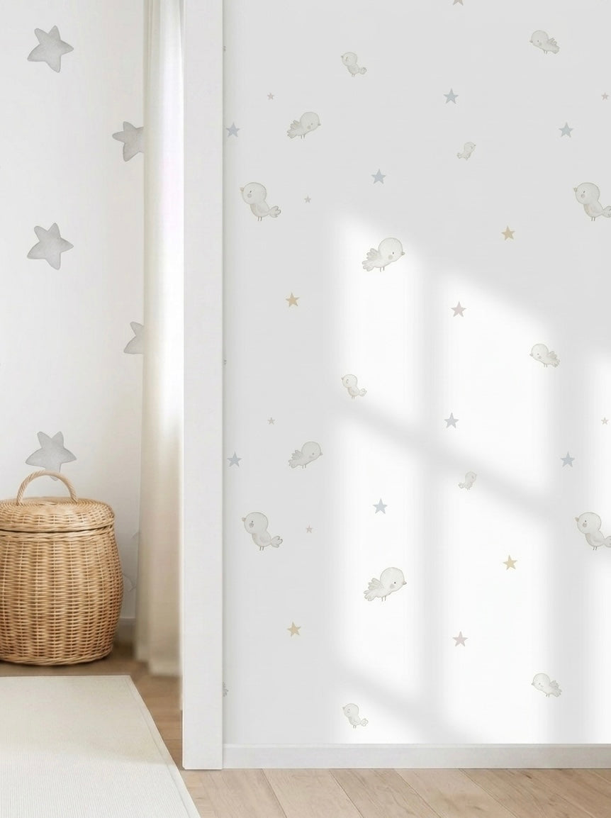 Habitación infantil con papel pintado de pajaritos y estrellas