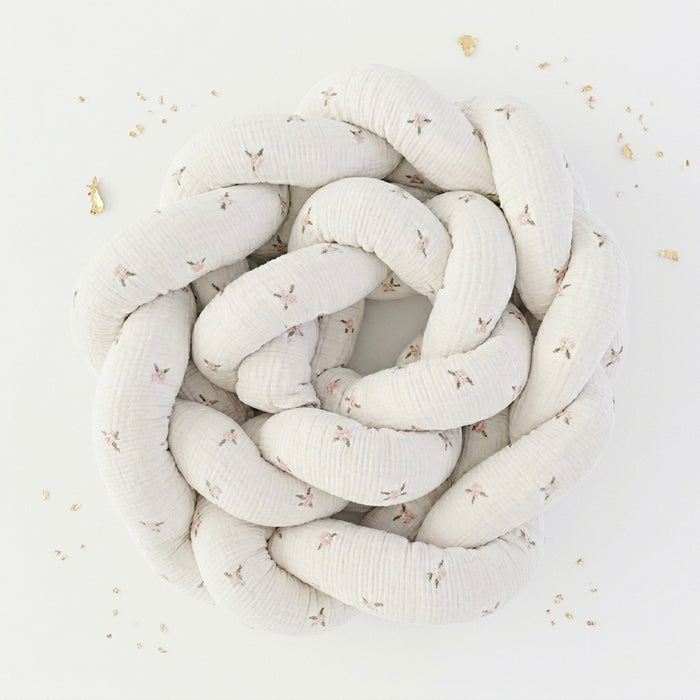 TRENZA PROTECTORA CUNA & CAMA | Muselina Flor Bordada