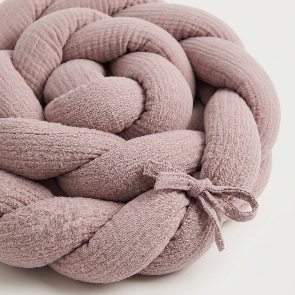 Trenza protectora de cuna y cama en tejido de muselina color rosa