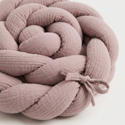 Trenza protectora de cuna y cama en tejido de muselina color rosa