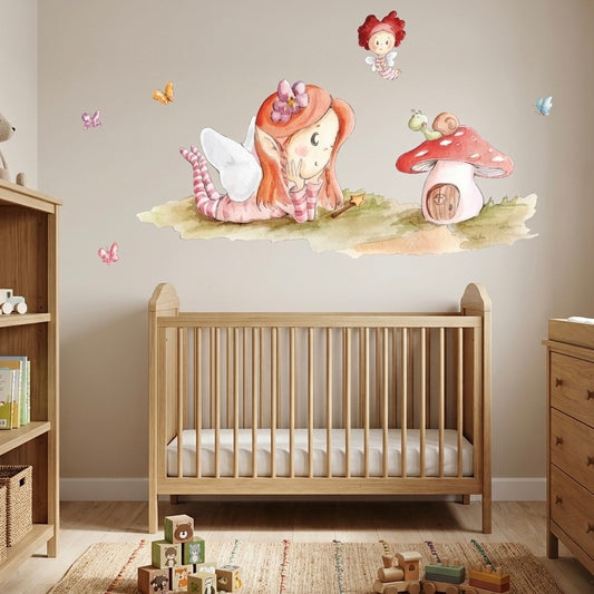 Vinilo decorativo infantil que muestra una hada sentada junto a un hongo, rodeada de mariposas y un ambiente mágico.