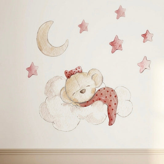 Vinilo decorativo infantil de una osita durmiendo en una nube, rodeada de estrellas y una luna, en suaves tonos pastel.