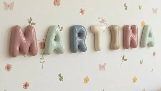 Letra decorativa azul 15cm personalizada para habitación infantil.