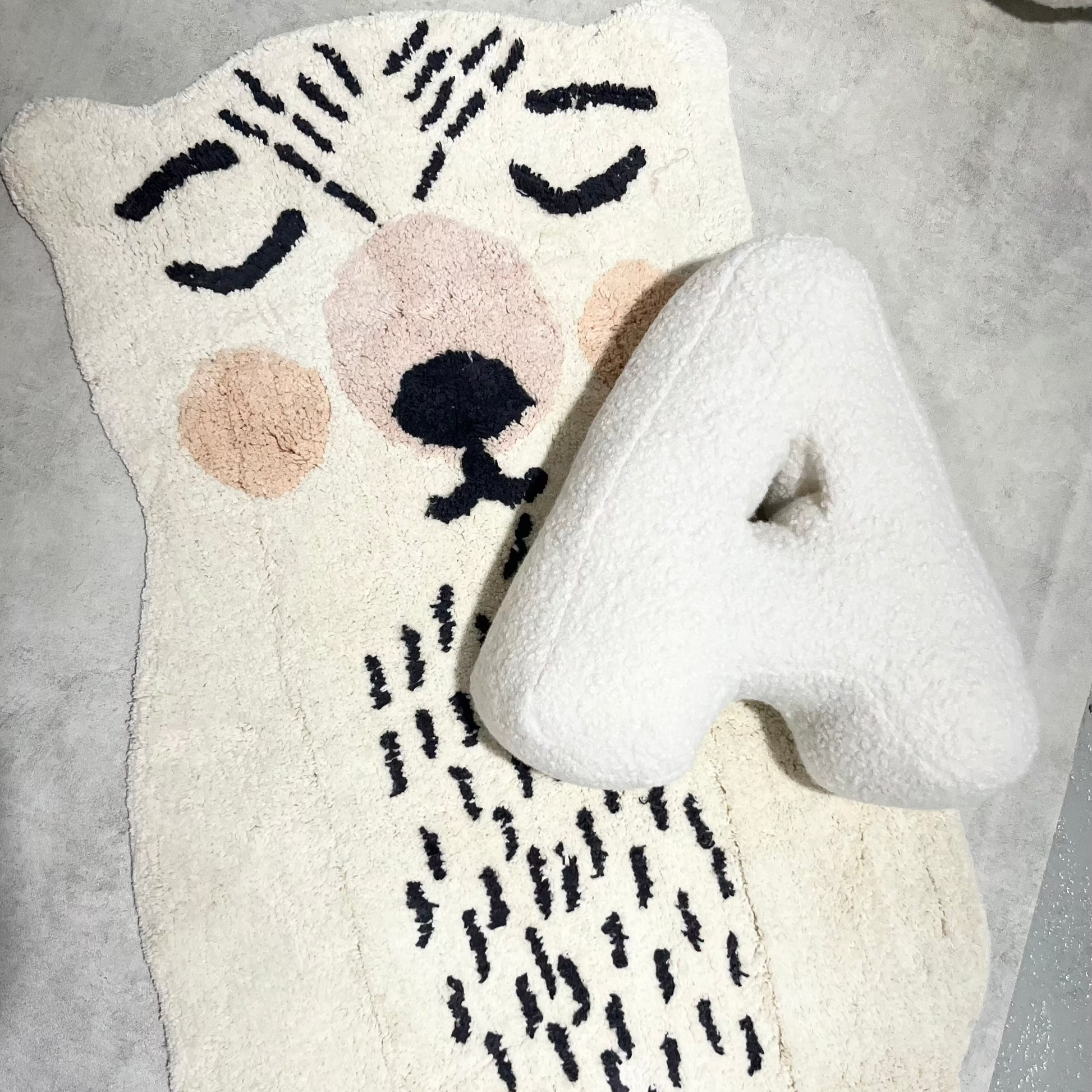 COJÍN LETRA - INICIAL en Bouclé A ALFOMBRA