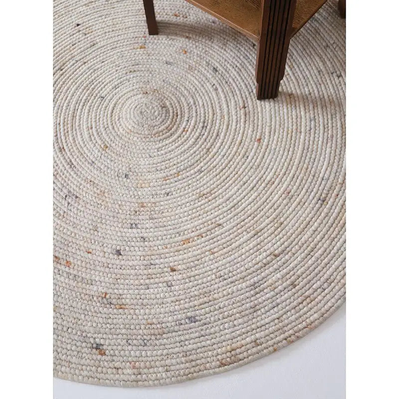 Tapis rond laine feutrée NEETHU AVOINE M - Sueños de Cigueña