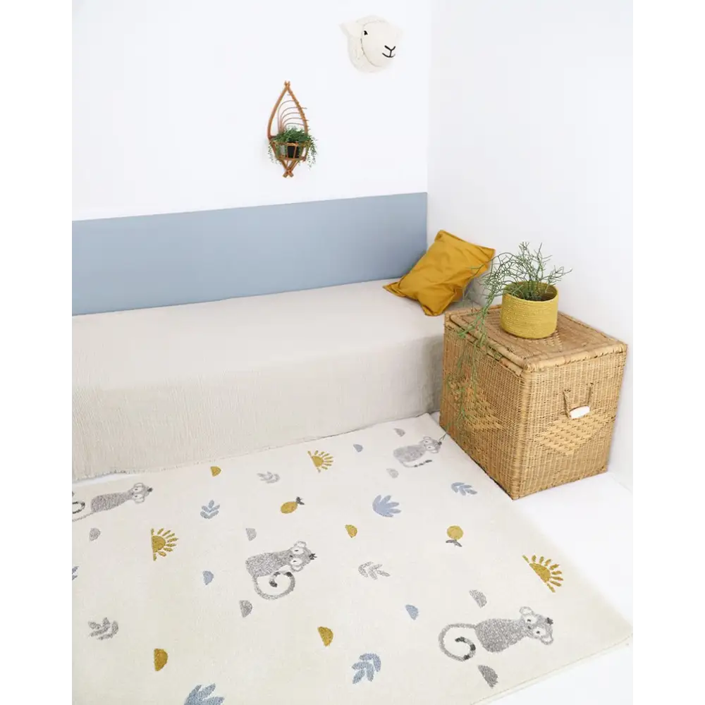 Tapis chambre enfant petit singes LITTLE WILD MONKEY MIEL M - Sueños de Cigueña