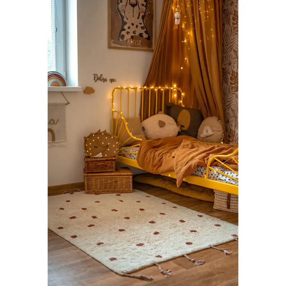 Alfombra Infantil NÜMI AMBRE con lunares - Sueños de Cigueña