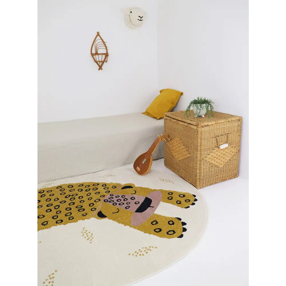 Tapis chambre enfant petit léopard KLEO MIEL - Sueños de Cigueña
