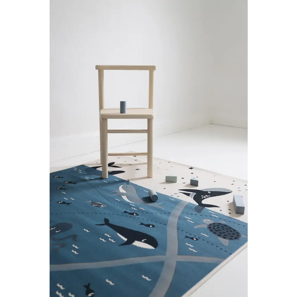 Alfombra Infantil PLAYRUG LITTLE DEEP BLUE 123x80 - Sueños de Cigueña 