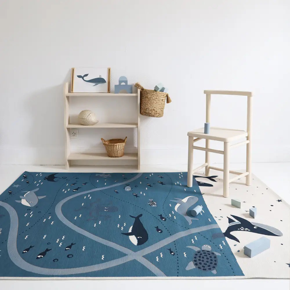 Alfombra Infantil PLAYRUG LITTLE DEEP BLUE 123x80 - Sueños de Cigueña 