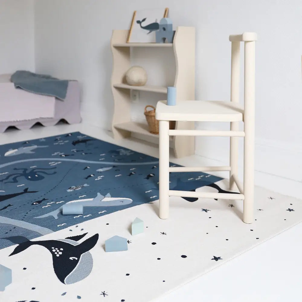 Alfombra Infantil PLAYRUG LITTLE DEEP BLUE 123x80 - Sueños de Cigueña 