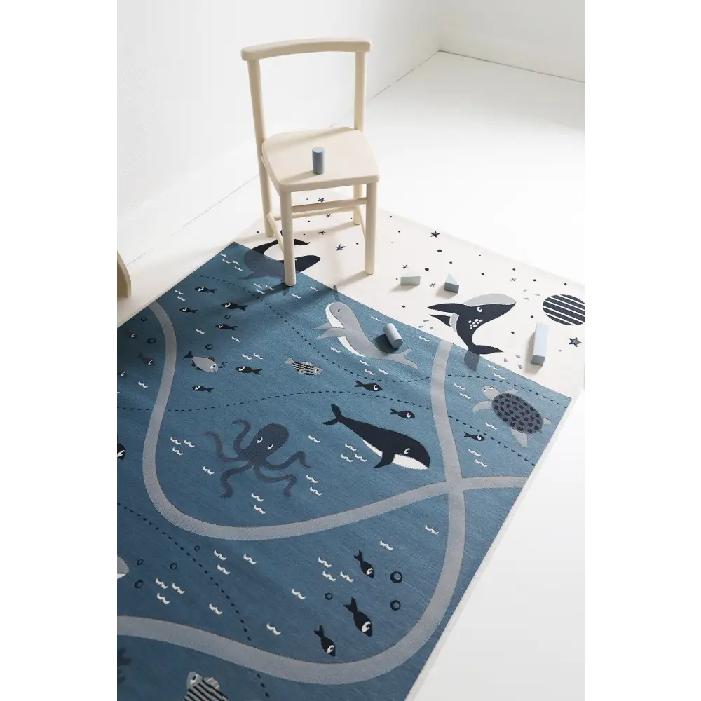 Alfombra Infantil PLAYRUG LITTLE DEEP BLUE 123x80 - Sueños de Cigueña 