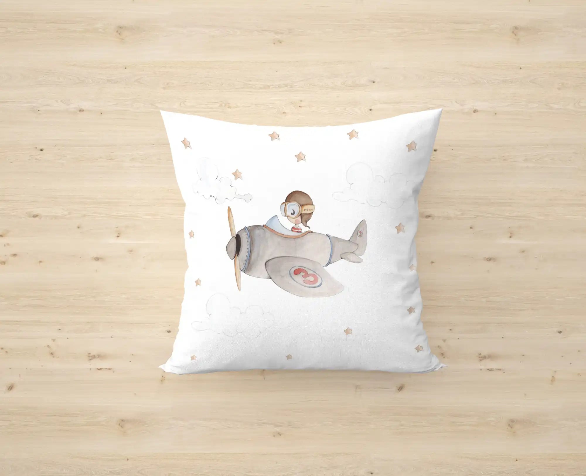 Cojín decorativo blanco con una ilustración en acuarela de un gato montando un avión.