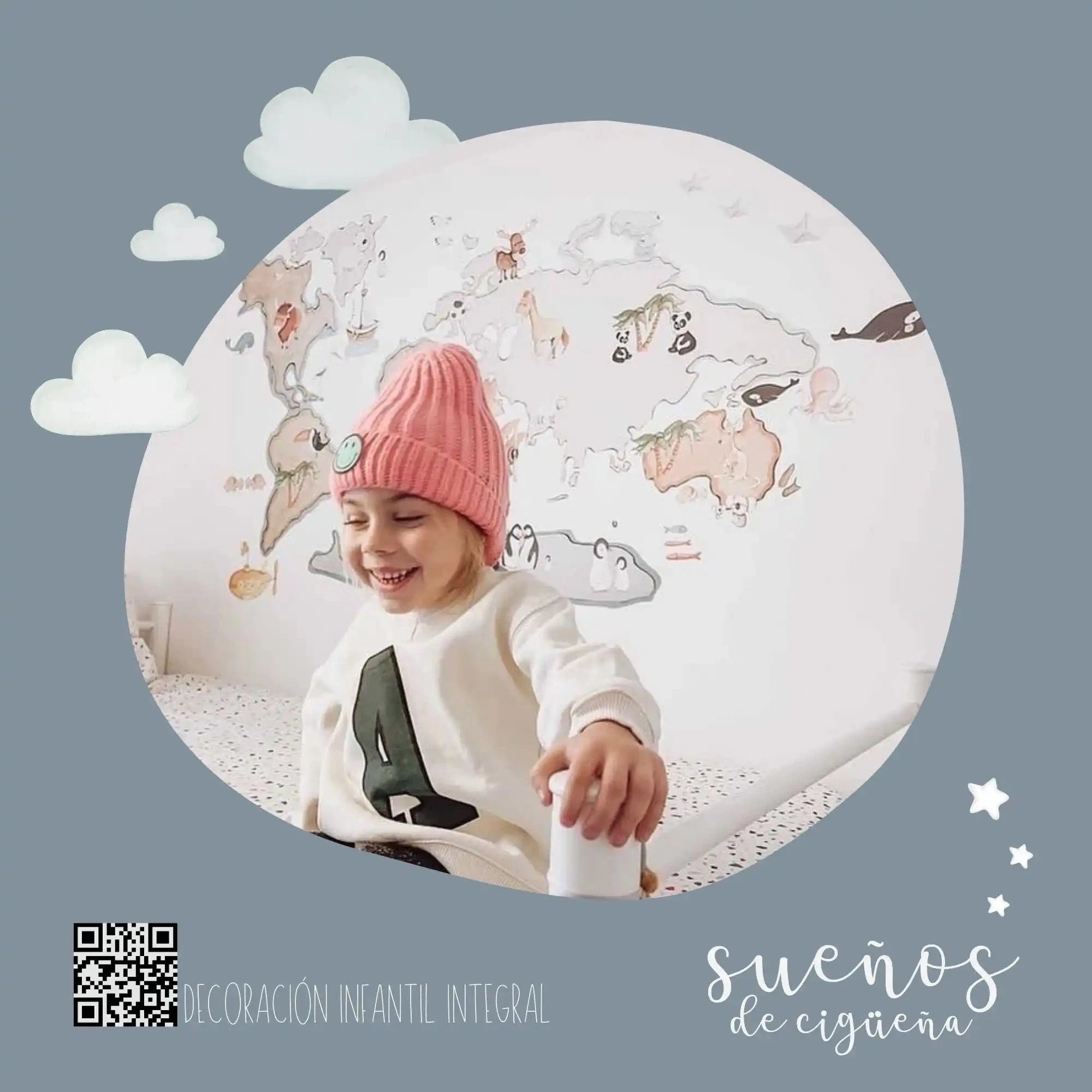 Marco de foto circular con nubes decorativas, estrellas y texto en español 'sueños' en una suave combinación de colores gris y rosa.