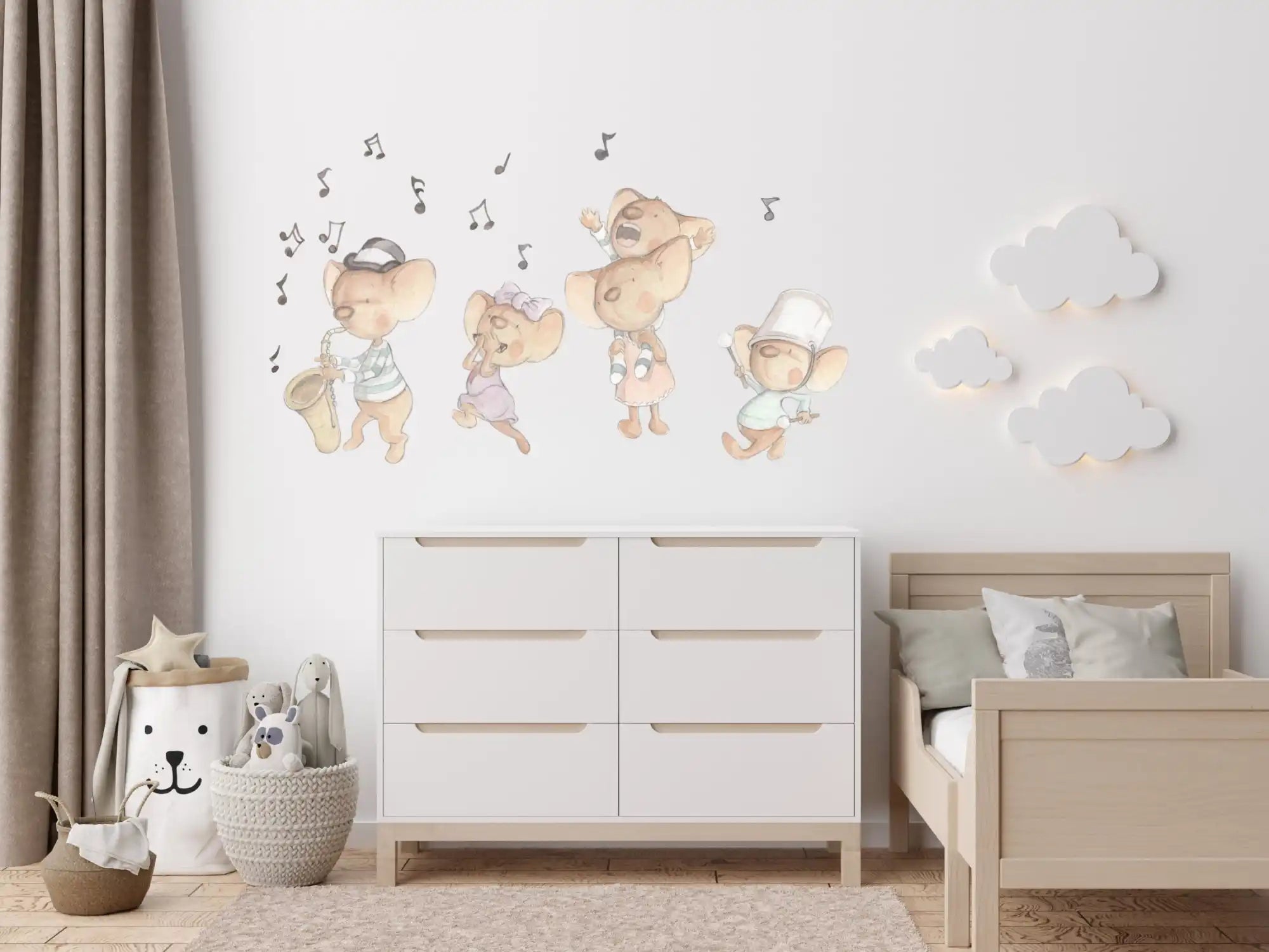 Osos de dibujos animados lindos bailando con notas musicales en un adhesivo de pared.