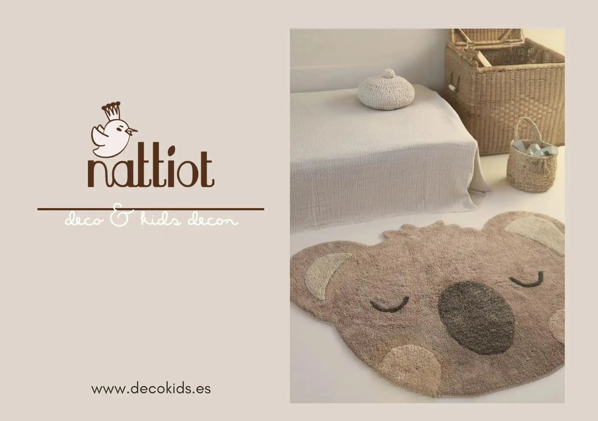 Linda alfombra de peluche en forma de koala con los ojos cerrados y soñolientos.