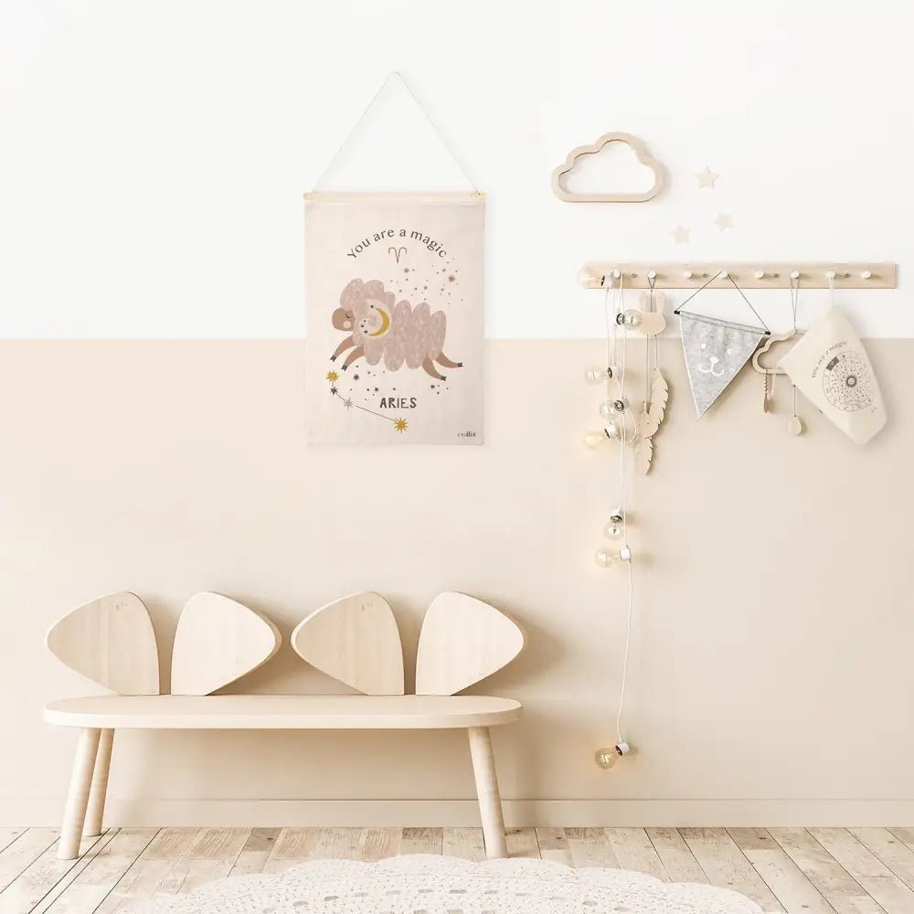 Mural habitación infantil zodíaco horóscopo LITTLE ARIES - Sueños de Cigueña 
